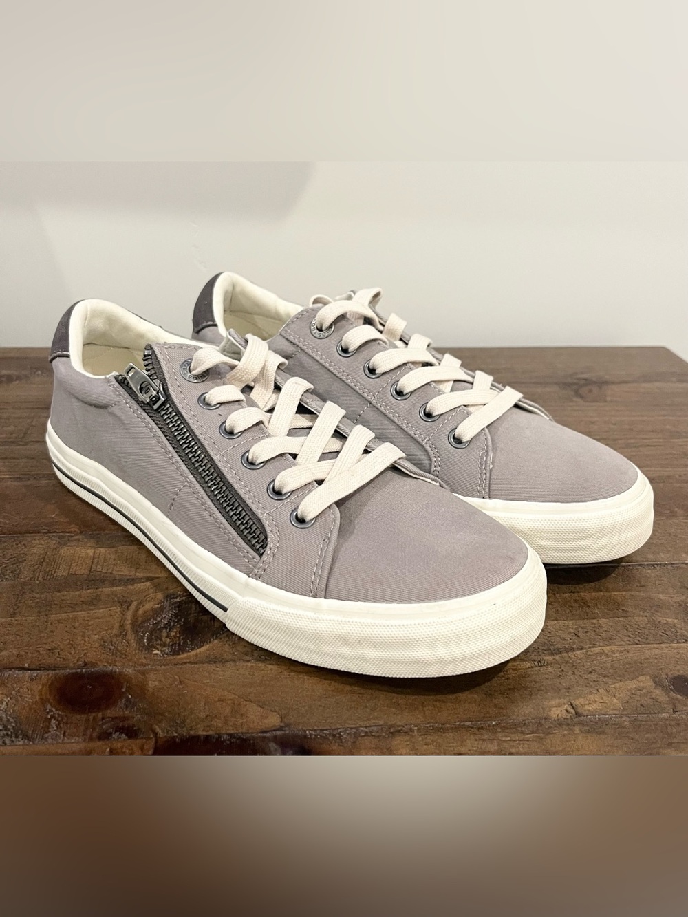 Taos Z Soul Women's Sneakers Size 8.5 Grey Graphite Canvas Side Zip Comfort